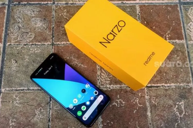 Unboxing realme Narzo [Suara.com/Tivan Rahmat].