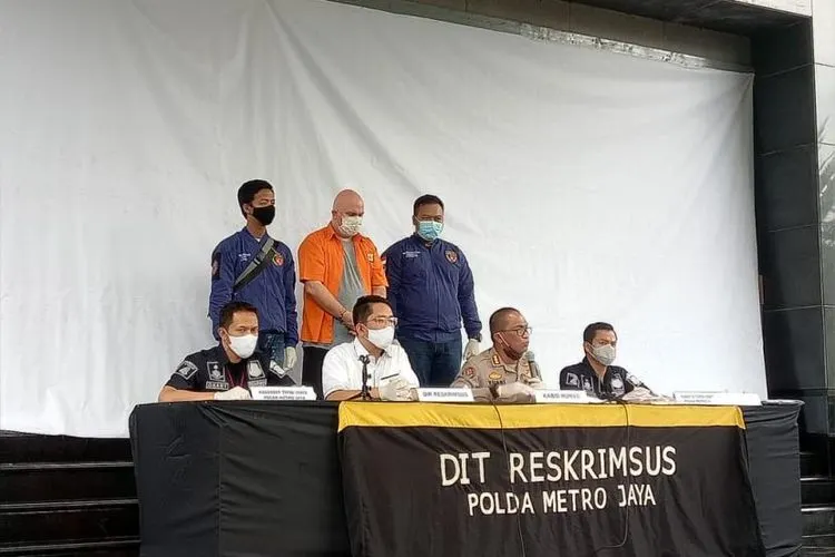 Direktorat Reserse Kriminal Khusus (Ditreskrimsus) Polda Metro Jaya merilis seorang warga negara asing (WNA) asal Amerika Serikat bernama Russ Albert Medlin (RAM) yang diduga merupakan buronan FBI terkait kasus penipuan investasi saham bitcoin.  Foto: Republika/Flori Sidebang]