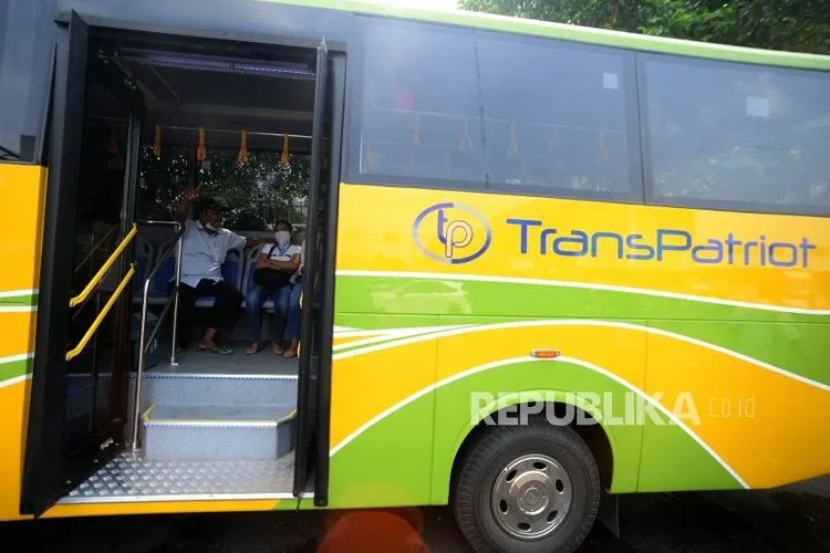 Bus Transpatriot Bekasi akan kembali beroperasi pada Selasa (16/6/2020). (dok Republika)