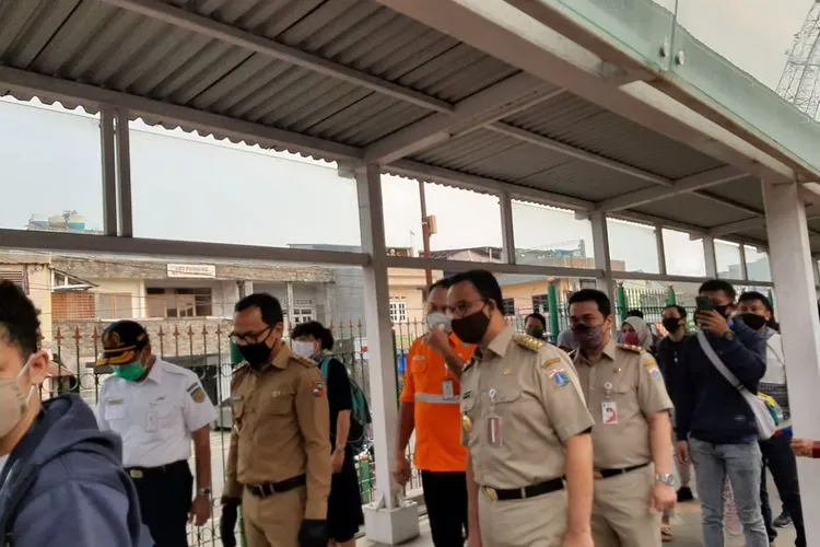 Anies Baswedan dan Bima Arya ikut mengantre di Statisun Kereta Bogor/ Ayobogor: Husnul Khatimah