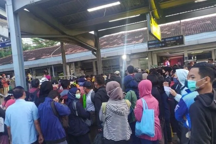sebagai ilustrasi, Penumpukan penumpang KRL di Stasiun Bekasi saat pelaksanaan PSBB di Jakarta, Selasa (14/4/2020)./ Suara.com