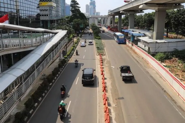 Suasana arus lalu lintas di kawasan Jalan Sudirman-Jalan Thamrin, Jakarta Pusat, saat penerapan pembatasan kendaraan dengan sistem ganjil-genap. (Ayojakarta.com)