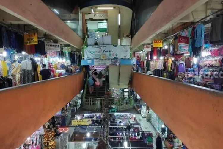 Penampakan Pasar Perumnas Klender, Jaktim yang menjadi klaster Covid-19 di Jakarta. (Suara.com/Bagaskara).