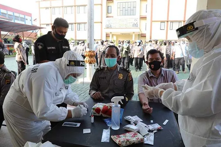 Polresta Bogor Kota melakukan rapid test massal bagi anggotanya yang dilakukan di Markas Kapten Muslihat, Kamis (11/6/2020). (dok Polresta Bogor Kota)