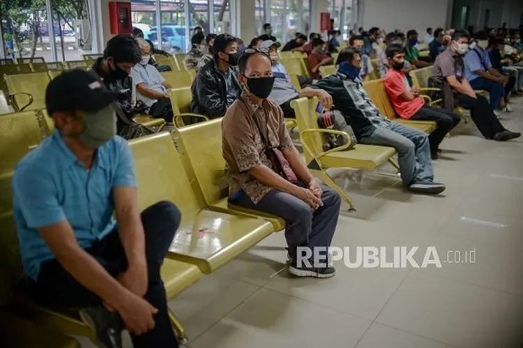 Warga menunggu antrean saat mengikuti tes pembuatan Surat Izin Mengemudi (SIM) di Satuan Penyelenggara Administrasi (Satpas) Surat Izin Mengemudi (SIM) Daan Mogot, Jakarta, Selasa (9/6/2020). Polda Metro Jaya melalui Direktorat Lalu Lintas kembali membuka layanan pembuatan dan perpanjangan SIM khusus bagi warga yang belum sempat memperpanjang SIM saat PSBB diberlakukan hingga 29 Juni 2020 mendatang. Foto: Republika/Thoudy Badai