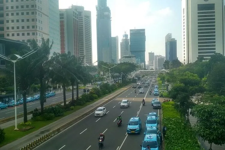 Ilustrasi langit Jakarta cerah berawan (Ayojakarta.com/Hendy Dinata)