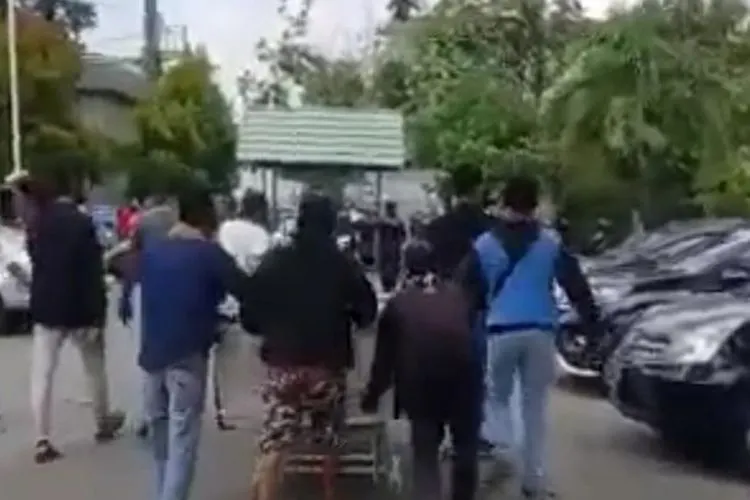 Tangkapan layar sejumlah orang menjemput paksa jenazah berstatus PDP Corona dari salah satu rumah sakit di Bekasi