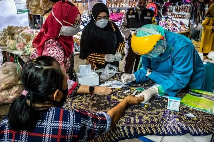 ilustrasi, petugas melaksanakan rapid test terhadap sejumlah pedagang dan pengunjung pasar.  Foto: Republika/Bowo Pribadi