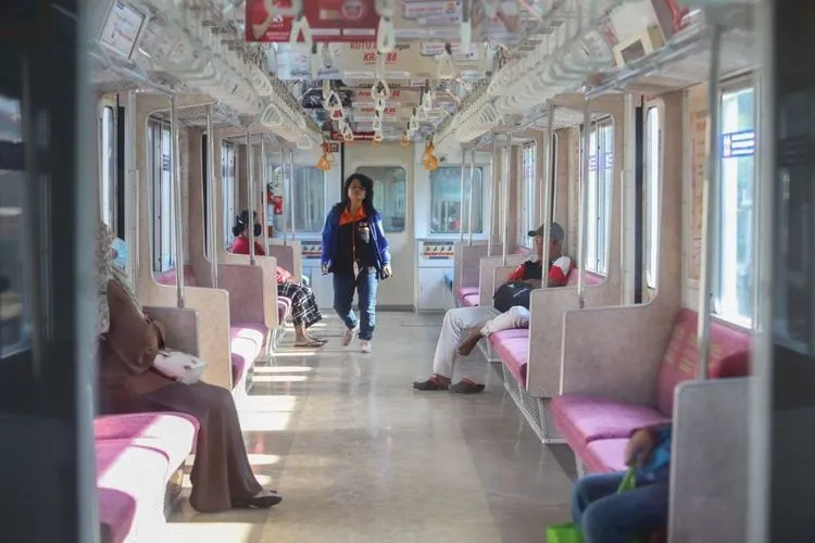 Sebagai ilustrasi, penumpang berjalan di gerbong Commuterline tanpa menggunakan masker, Jakarta, Rabu (8/4/2020). [Suara.com/Alfian Winanto]