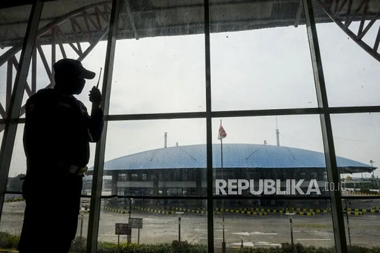 Seorang petugas keamanan berjaga di Terminal Pulogebang, Jakarta. Ilustrasi  Foto: Republika/Putra M. Akbar