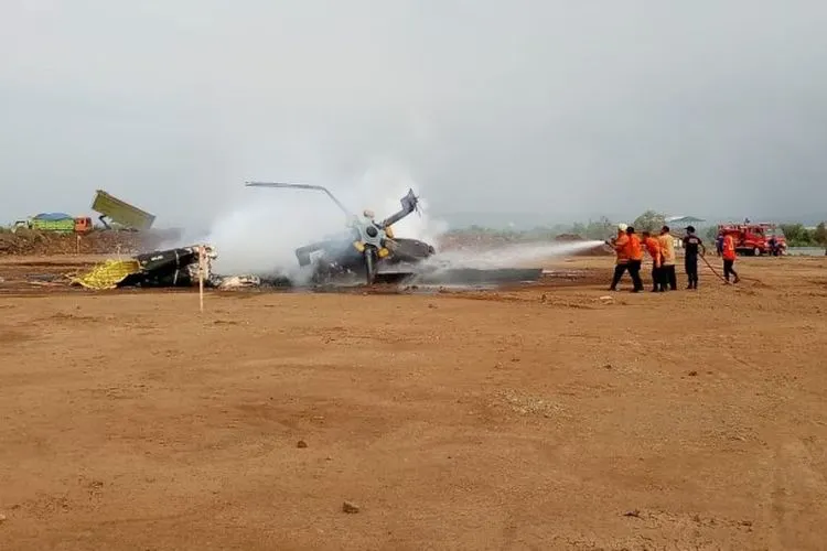 Helikopter berjenis MI 17 Penerbad terjatuh di kawasan pengurukan lahan kawasan industri Kendal (KIK) Kaliwungu, Kendal. (Eddi Prayitno/Kontributor Kendal)