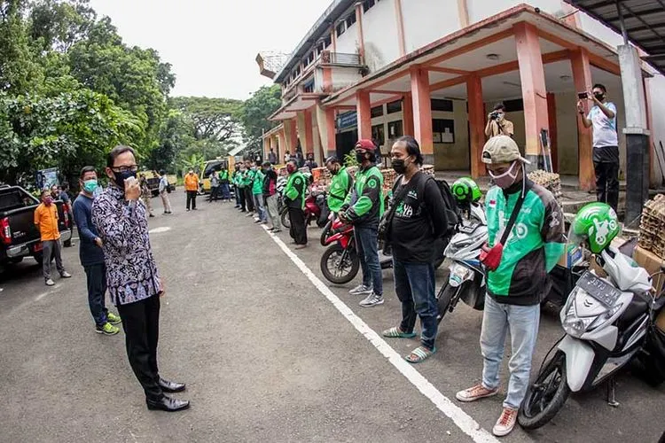 Wali Kota Bogor Bima Arya meninjau distribusi bantuan sosial di gudang logistik di komplek GOR Pajajaran, Tanah Sareal, Kota Bogor, Jumat (5/6/2020).