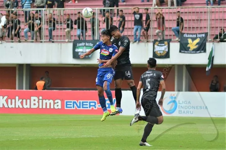 Striker PSIS Semarang, Hari Nur duel bola atas lawan center back PS Sleman, Ikhwan Ciptady dalam lanjutan Kompetisi Liga 1 musim 2019. (Ayojakarta.com/Budi Cahyono)