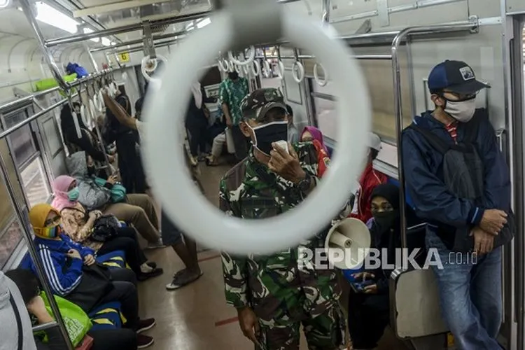 Sebagai ilustrasi, penumpang KRL di Stasiun Manggarai, Jakarta, Kamis (28/5/2020). Protokol kesehatan pada moda transportasi publik yang ditetapkan KCI mensyaratkan agar penumpang tak berbicara secara langsung maupun menelepon saat berada di kereta. Foto: Republika/Putra M. Akbar