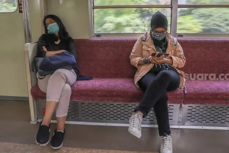 ilustrasi menjaga jarak di sarana transportasi umum/ Suara.com
