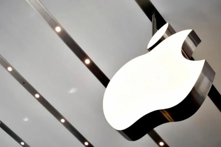 Apple Kembali Buka 100 Tokonya di Tengah Pandemi. (FOTO: Reuters/Yuya Shino)
