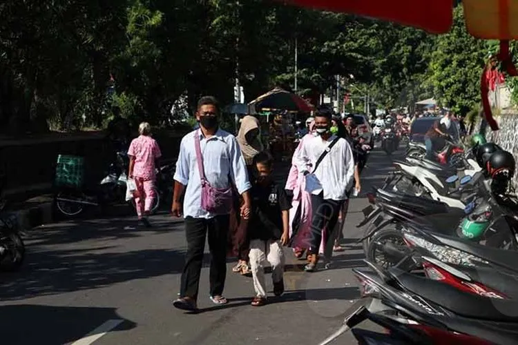 [Ilustrasi] Warga menggunakan masker guna memngantisipasi terpapar wabah Covid-19 . (Ayosemarang.com/Kemmy Wijaya)