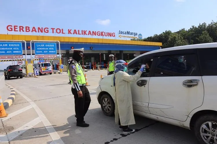 Petugas memeriksa penumpang dan kendaraan yang akan ke Jakarta melewati Tol Kalikangkung, Semarang, Selasa (26/5/2020). (dok Humas Polda Jateng)
