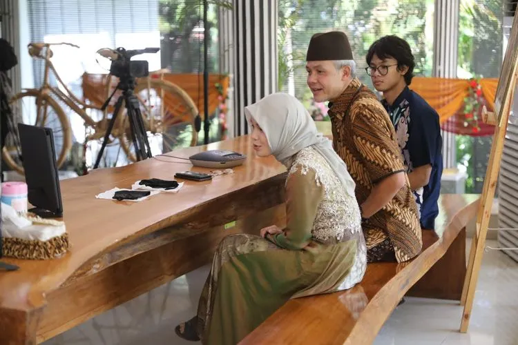 Gubernur Jawa Tengah Ganjar Pranowo bersama keluarga menggelar open house virtual di Puri Gedeh, Minggu (24/5/2020). (dok)