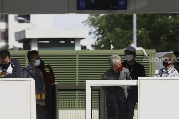 Sejumlah calon penumpang menunggu kedatangan bus Transjakarta di Halte Tosari, Jakarta, Rabu (20/5). [Suara.com/Angga Budhiyanto]