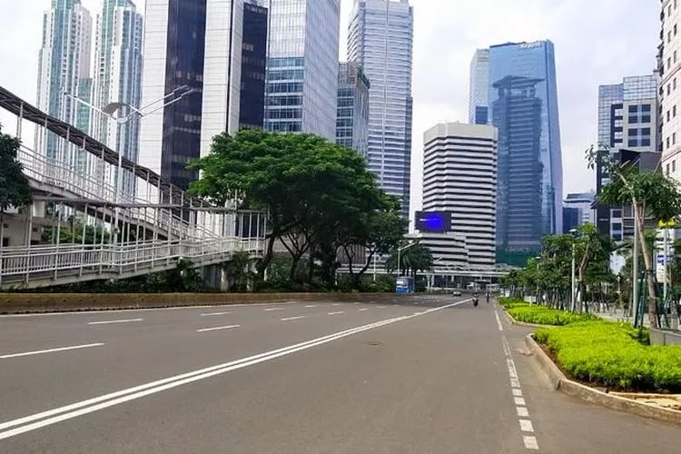 Suasana kawasan Jalan Sudirman-MH Thamrin pada hari pertama pemberlakuan PSBB di DKI Jakarta, Jumat 10 April 2020. (Okezone/Arie Dwi Satrio)
