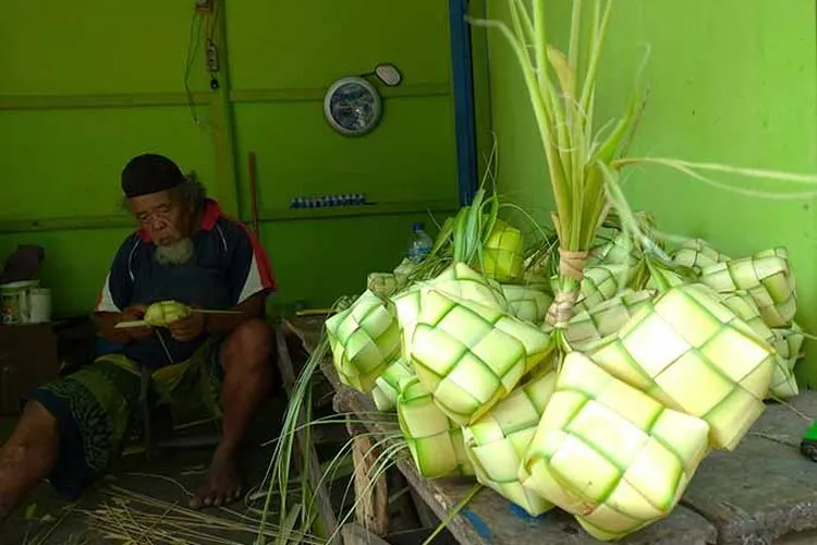 Perajin ketupat di Kampung Bantar Gedang, Desa Mekarsari, Kecamatan Ngamprah, Kabupaten Bandung Barat (KBB) (foto Ayobandung.com/Tri Junari)