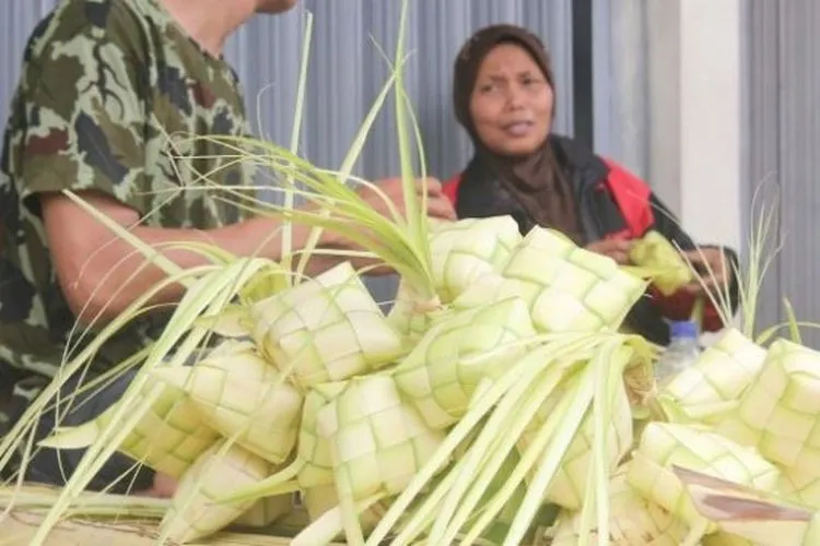 Sebagai ilustrasi, pedagang ketupat janur kuning Lebaran. (Suara.com/Ambar Adam Iyasa)