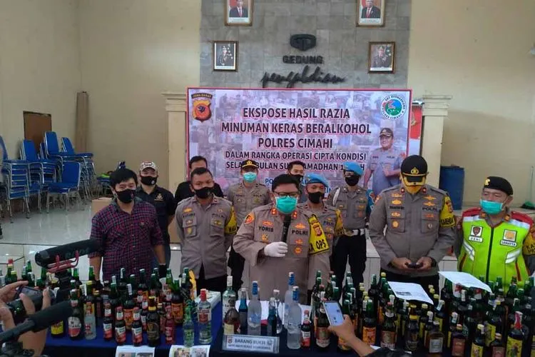 Ribuan botol minuman keras yang berhasil disita Polres Cimahi. (Ayobandung.com/Tri Junari)