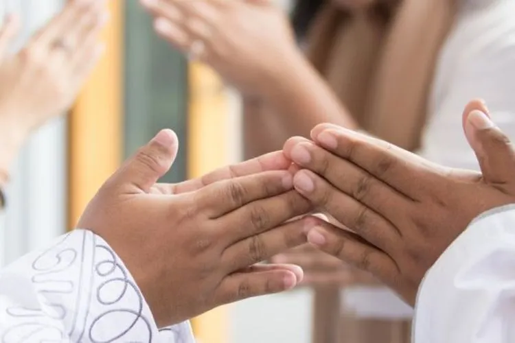 Sebagai ilustrasi berjabat tangan saat merayakan 1 Syawal usai melewati Ramadan. shutterstock