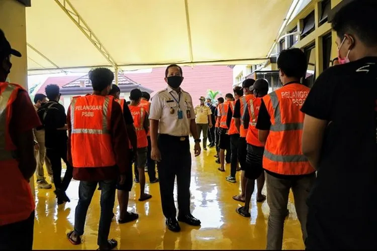 52 orang pelanggar PSBB terjaring Polres Jakarta Utara dan diserahkan ke Gugus Tugas untuk menjalani sanksi sosial. (Dok. Kominfotik Jakut)
