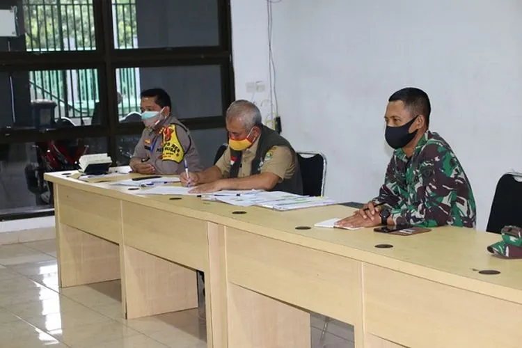 Wali Kota Bekasi Rahmat Effendi saat berdiskusi dengan MUI dan sejumlah organisasi keislaman mengenai salat ied di masa pandemi Covid-19/Humas Pemkot Bekasi