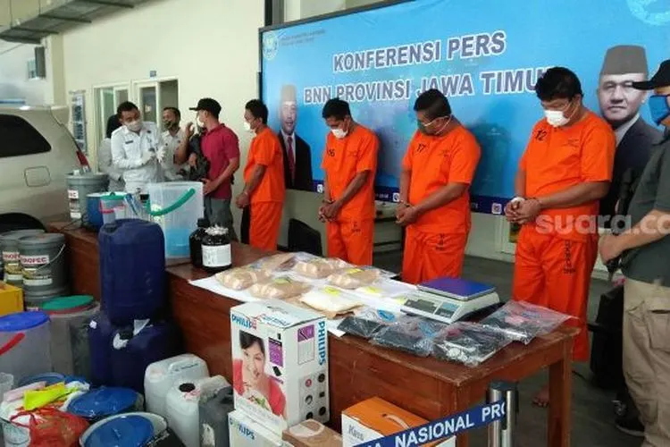 Kepolisian menangkap pesepak bola sampai mantan wasit di Jawa Timur karena terlibat kasus narkoba. (Suara.com/Dimas)
