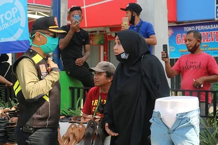 Petugas menyosialisasikan ketentuan PSBB kepada pedagang di luar pengecualian yang bersikeras berjualan di sekitar PGC, Jalan Siliwangi, Kota Cirebon.