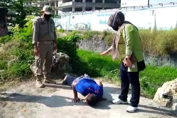 Seorang pelanggar PSBB diberi hukuman push up/Humas Pemkot Bekasi