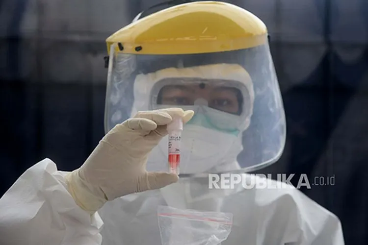 [ilustrasi] Petugas medis menunjukan semple tes Swab COVID-19.  (Foto: Prayogi/Republika)