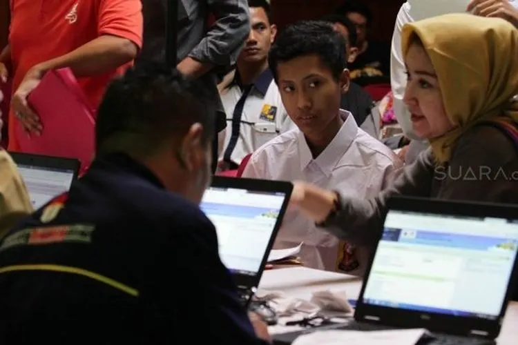Ilusttrasi posko pelayanan dan pengaduan Penerimaan Peserta Didik Baru (PPDB) Online di SMK Negeri 1 Jakarta Pusat. (Suara.com)