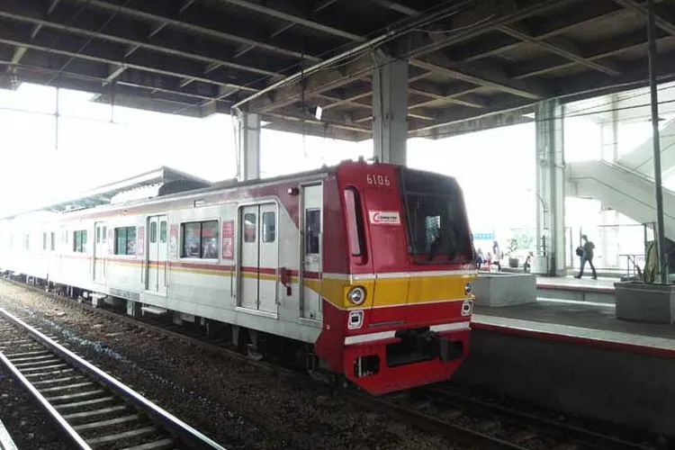 KRL Jakarta-Bogor melintas di Stasiun Pondok Cina (Ayojakarta.com/Husnul Khatimah)