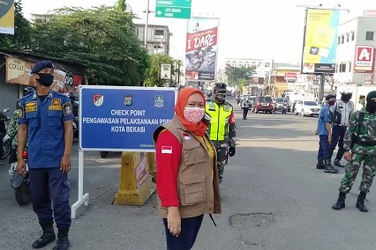 Sejumlah petugas gabungan bersiaga di titik pemeriksaan (check point) Pembatasan Sosial Berskala Besar di Kota Bekasi. (Ayobekasi.net/Firda Puri Agustine)