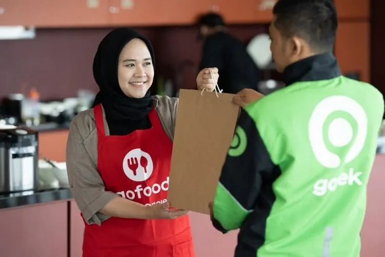 Pemberian paket makan keluarga bagi mitra Gojek. (dok Humas Gojek)