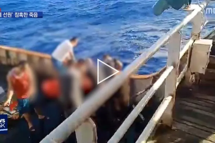 Jenazah ABK asal Indonesia yang dilarung di laut, terekam dari kamera di dalam kapal.