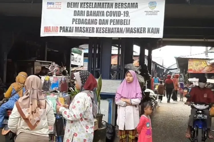Kondisi aktivitas masyarakat di Pasar Induk Cikurubuk Kota Tasikmalaya pada penerapan PSBB hari pertama, Rabu (6/5/2020)
