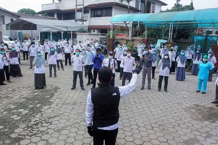 Wali Kota Bogor, Bima Arya saat memberi motivasi tenaga kesehatan di RSUD Kota Bogor, Kamis (30/4/2020). (dok Humas)