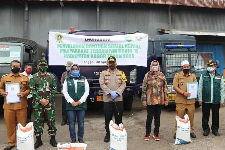 Pemkan Bogor mulai distribusikan bantuan beras ke masyarakat di 11 desa terdampak Covid-19. (Ayobogor.com/Husnul Khatimah)