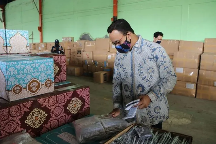 Gubernur DKI Jakarta, Anies Baswedan, mengecek pengemasan jutaan masker kain yang akan dibagikan ke seluruh warga DKI Jakarta. (Humas Pemprov DKI)