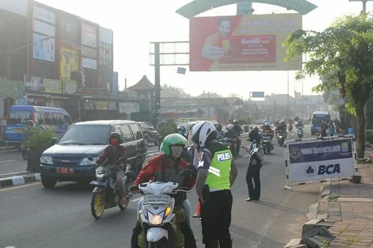 Aparat kepolisian melakukan pengamanan Pembatasan Sosial Berskala Besar di Kota Bekasi. (Ayobekasi.net/Firda Putri Agustine)