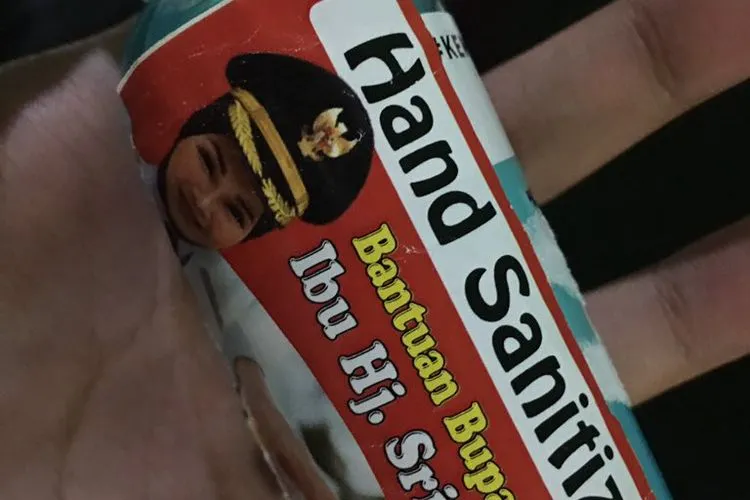 Hand sanitizer dengan stiker Bupati Klaten Sri Mulyani yang merupakan bantuan Kementerian Sosial. (dok Twitter)