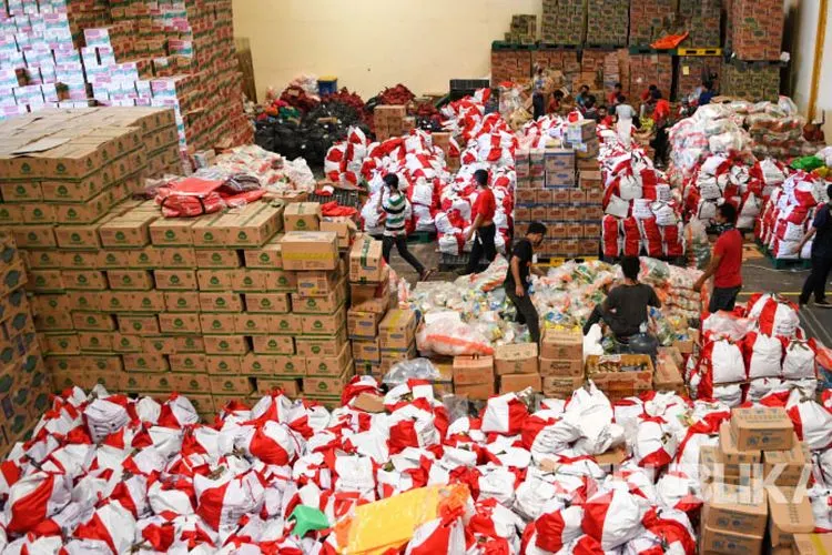 Pekerja mengemas paket bantuan sosial (bansos) di Gudang Food Station Cipinang, Jakarta, Rabu (22/4/2020). (Republika.co.id/Antara)
