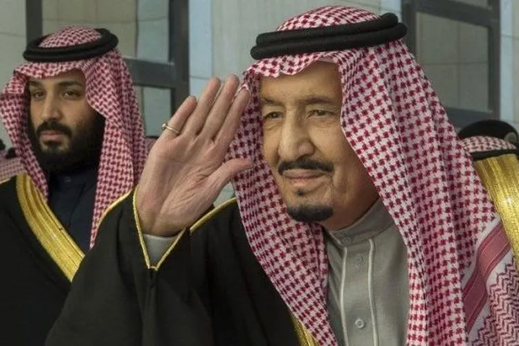 Raja Salman didampinngi putra mahkota Pangeran Mohammed bin Salman. [AFP]