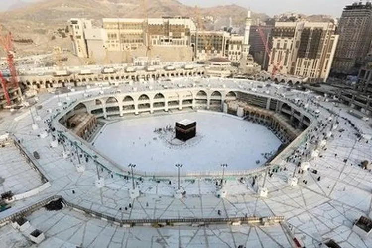 Suasana Kabah sepi akibat pandemi Covid-19. Cegah penyebaran corona, Salat Tarawih di Masjidil Haram dan Masjid Nabawi dipersingkat. (AFP/Ghani Bashir)