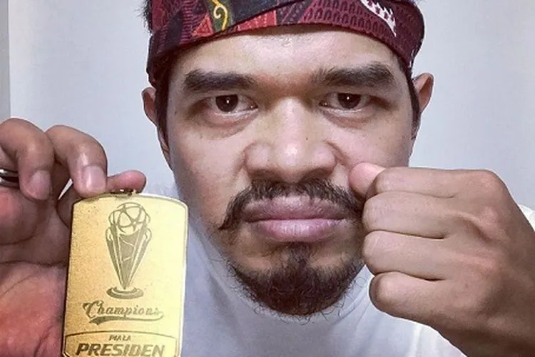 Bambang Pamungkas dan medali emas miliknya (Instagram/@bepe20)